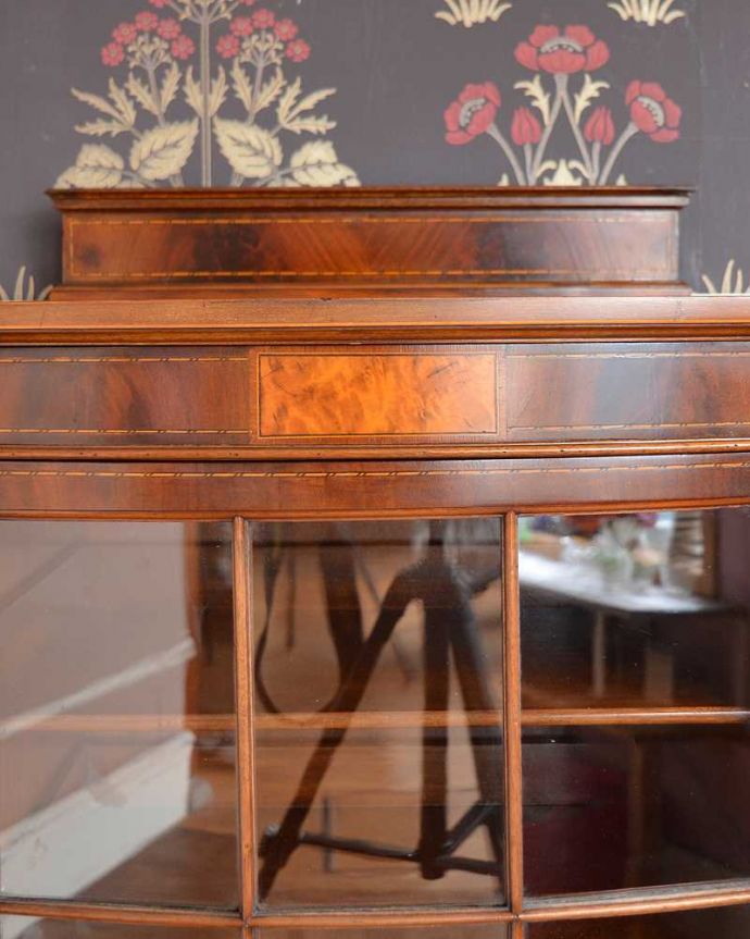 アンティークのキャビネット　アンティーク家具　美しいマホガニー材を使った高級感たっぷりのミュージックキャビネット（アンティークキャビネット）。いろんな場所にこだわり個人的に美しいと思える女性らしく優雅なデザインを選んできました。(q-1496-f)