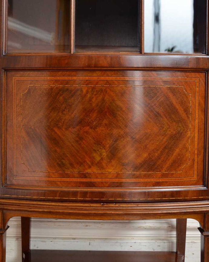 アンティークのキャビネット　アンティーク家具　美しいマホガニー材を使った高級感たっぷりのミュージックキャビネット（アンティークキャビネット）。ここも最上級の美しさいろんな部分の美しさが重なり合って、最上級の美しさを醸し出してくれます。(q-1496-f)