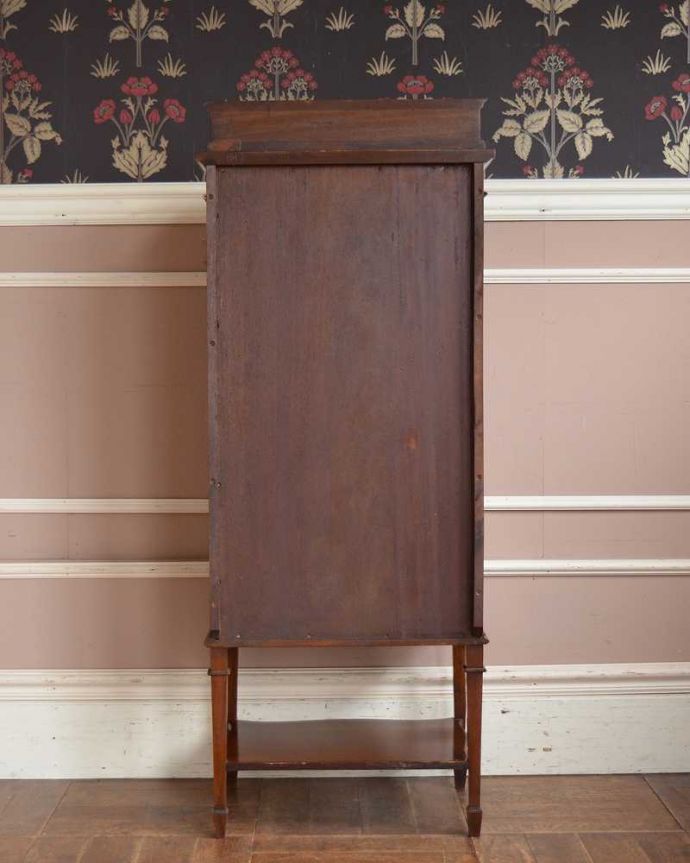 アンティークのキャビネット　アンティーク家具　美しいマホガニー材を使った高級感たっぷりのミュージックキャビネット（アンティークキャビネット）。後ろ姿にも気を使ってますアンティークは新品ではないので、もちろん経年変化によるキズはありますが、専門の職人がキレイにお直しをしているので、後ろ姿までキレイです。(q-1496-f)