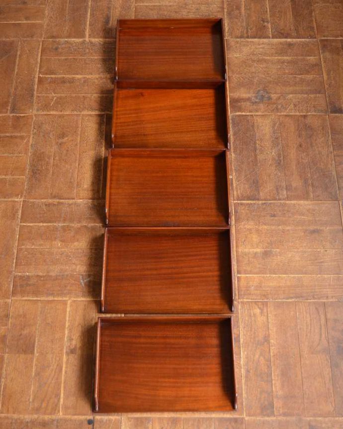 アンティークのキャビネット　アンティーク家具　美しいマホガニー材を使った高級感たっぷりのミュージックキャビネット（アンティークキャビネット）。扉内はトレーになっています扉内のトレーは引き出すことが出来ます。(q-1496-f)