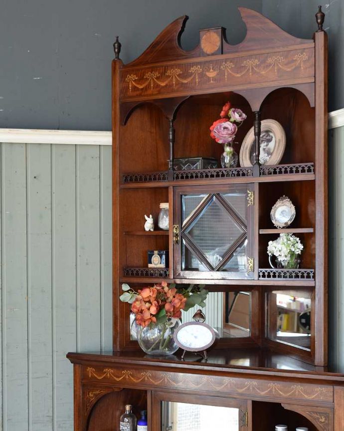 アンティークのキャビネット アンティーク家具 お部屋のコーナーを彩るキャビネット、象嵌が美しい英国アンティーク家具。お部屋の角にピタッと収まる飾り棚お部屋の角にピッタリ収まっちゃうから、どこでも使える便利なコーナーキャビネット。(q-1497-f)