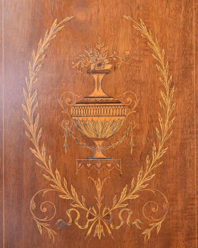 アンティークのキャビネット アンティーク家具 お部屋のコーナーを彩るキャビネット、象嵌が美しい英国アンティーク家具。英国らしい装飾英国家具らしいかっこいい装飾があります。(q-1497-f)