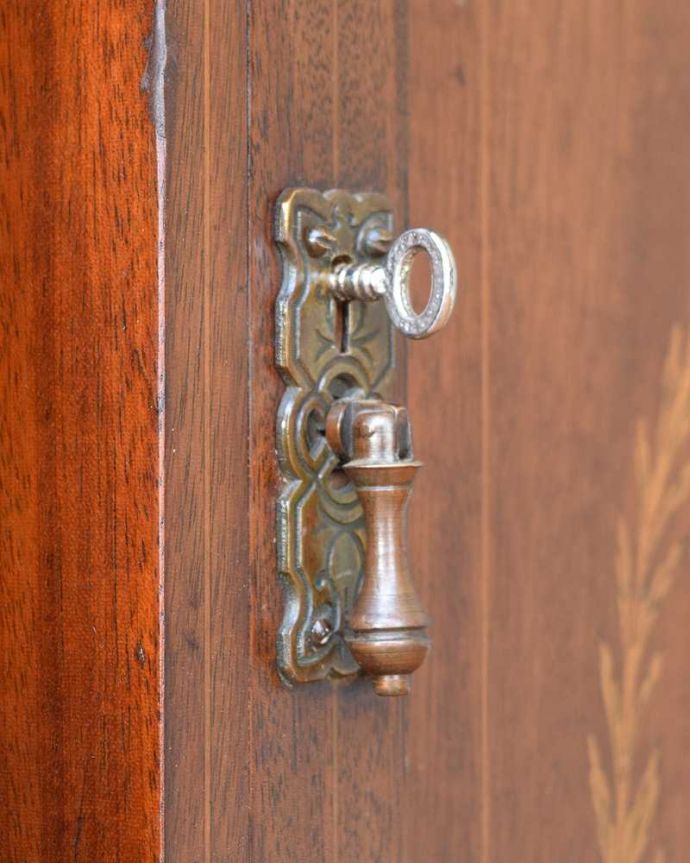 アンティークのキャビネット アンティーク家具 お部屋のコーナーを彩るキャビネット、象嵌が美しい英国アンティーク家具。開ける度にワクワクアンティークらしい取っ手のデザイン。(q-1497-f)