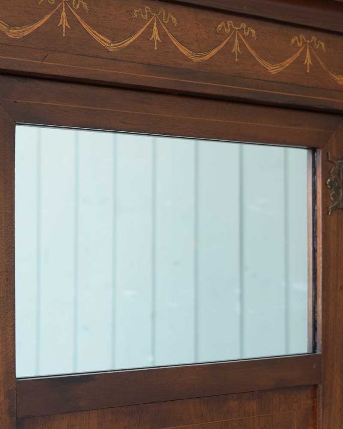 アンティークのキャビネット アンティーク家具 お部屋のコーナーを彩るキャビネット、象嵌が美しい英国アンティーク家具。キラっと輝くアンティークのミラーまだ電気がない時代に、部屋を明るくするために付けられた鏡。(q-1497-f)