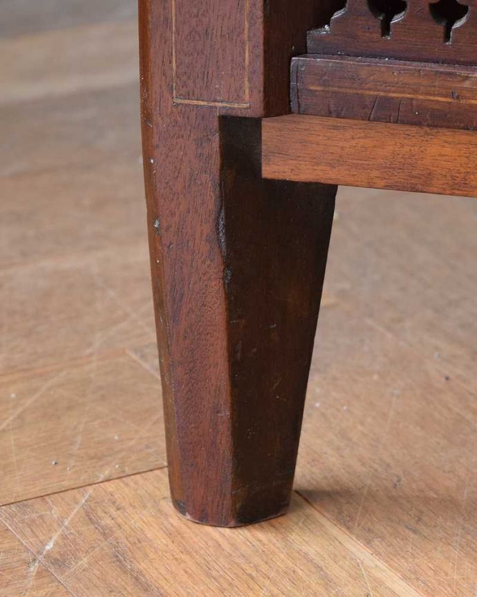 アンティークのキャビネット アンティーク家具 お部屋のコーナーを彩るキャビネット、象嵌が美しい英国アンティーク家具。女性1人でラクラク運べちゃうんですHandleのアンティークは、脚の裏にフェルトキーパーをお付けしています。(q-1497-f)