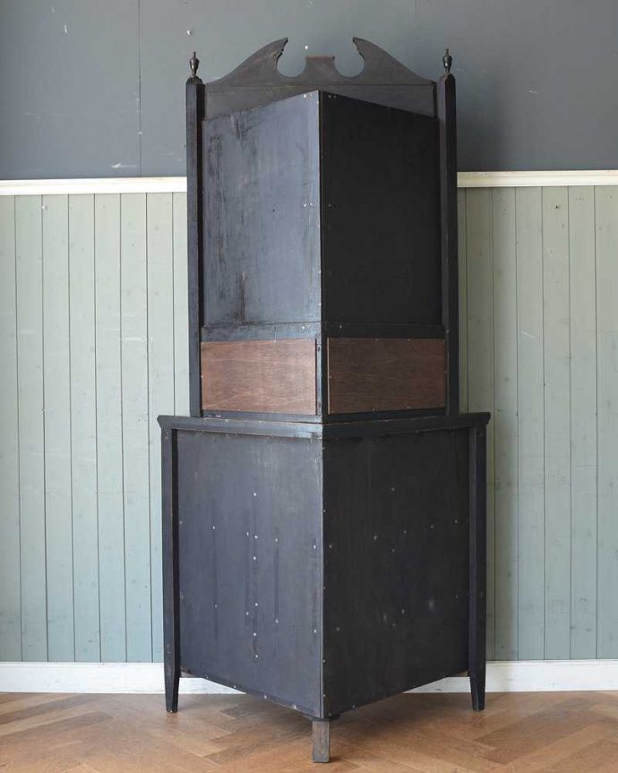 アンティークのキャビネット アンティーク家具 お部屋のコーナーを彩るキャビネット、象嵌が美しい英国アンティーク家具。壁で見えないけれど、後ろ姿もキレイです見えない部分もきちんと修復しているので、キレイに仕上がっています。(q-1497-f)