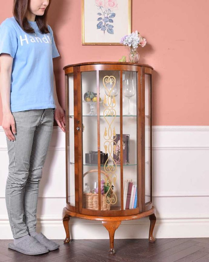 アンティークのキャビネット　アンティーク家具　ゴールドのハートの模様が入った小さなガラスキャビネット、英国アンティーク家具 。どこからでも中が見える半月型のキャビネット半月型をしたハーフムーンのキャビネットは、グルっと180度、どの場所からも中が美しく見える人気のキャビネットです。(q-1498-f)