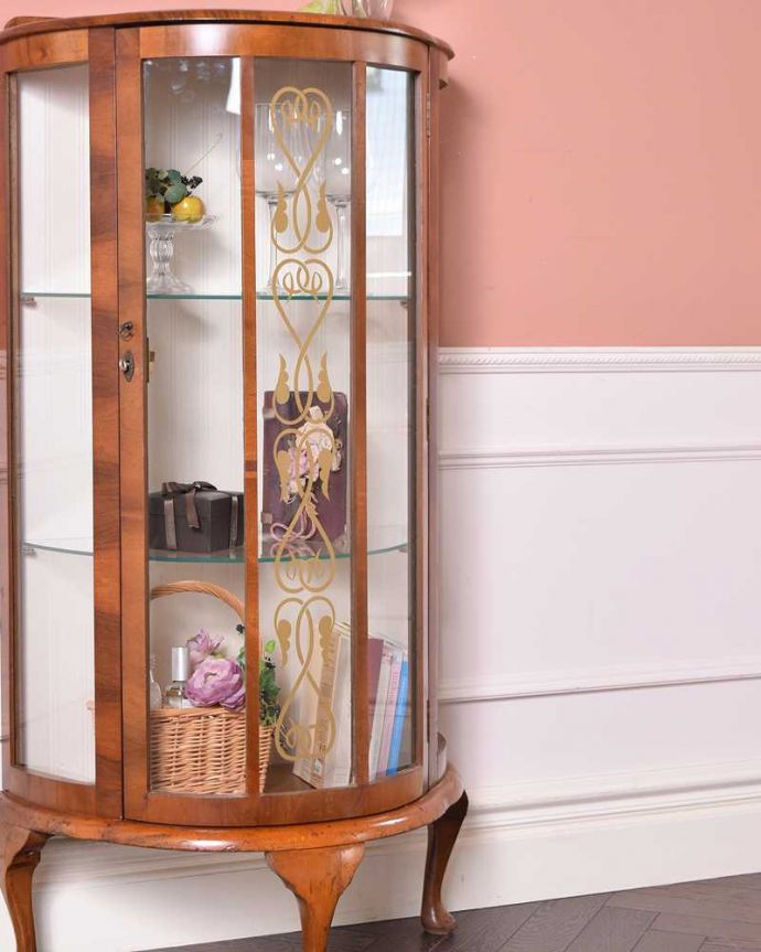 アンティークのキャビネット　アンティーク家具　ゴールドのハートの模様が入った小さなガラスキャビネット、英国アンティーク家具 。ガラス越しに見るお気に入りの美しさ…アンティークのガラス扉を通して見ると、中に入れたものがキラッキラに輝いて見えるんです。(q-1498-f)