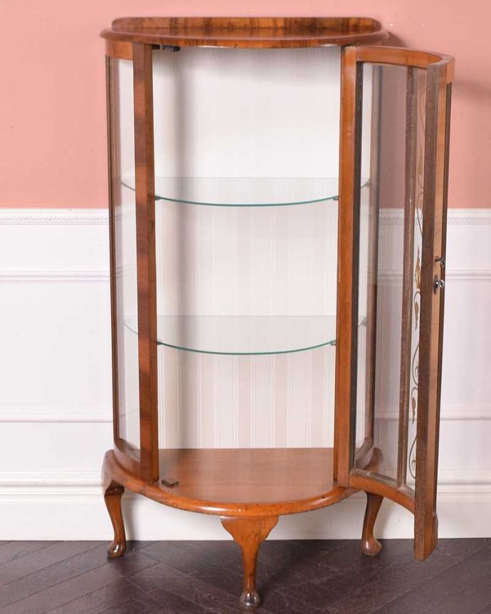 アンティークのキャビネット　アンティーク家具　ゴールドのハートの模様が入った小さなガラスキャビネット、英国アンティーク家具 。扉を開けて中を見てみると…職人がキレイに修復して、背板も新しい生地に張替えました。(q-1498-f)