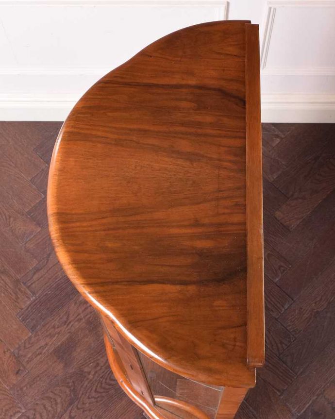 アンティークのキャビネット　アンティーク家具　ゴールドのハートの模様が入った小さなガラスキャビネット、英国アンティーク家具 。上から見るとよく分かるハーフムーンの形キャビネットを上から見てみるとこんな感じの半月型。(q-1498-f)