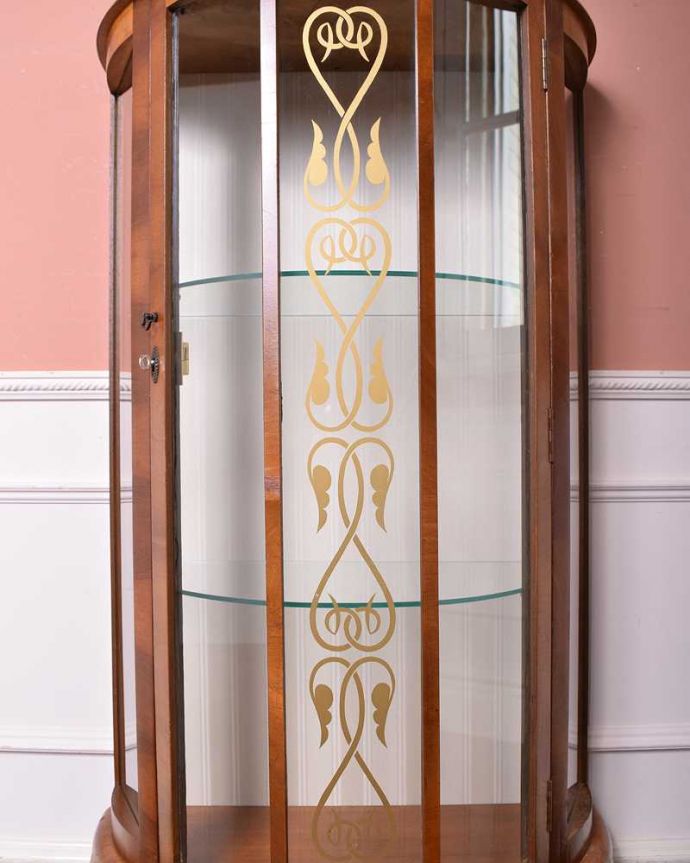 アンティークのキャビネット　アンティーク家具　ゴールドのハートの模様が入った小さなガラスキャビネット、英国アンティーク家具 。アンティークらしい装飾が魅力やっぱりアンティークらしいデザインが魅力。(q-1498-f)