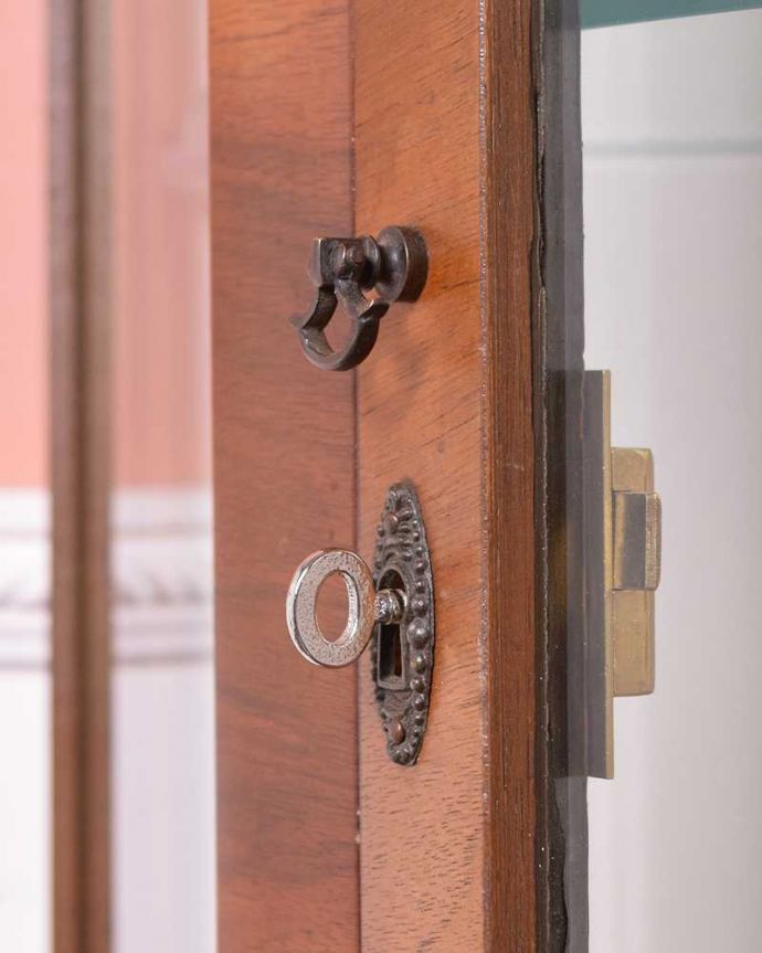 アンティークのキャビネット　アンティーク家具　ゴールドのハートの模様が入った小さなガラスキャビネット、英国アンティーク家具 。開ける度にワクワク･･･ カギを使って扉を開ける度に、まるで宝箱を開けるみたいです。(q-1498-f)