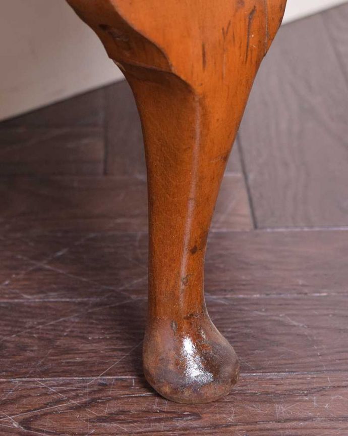 アンティークのキャビネット　アンティーク家具　ゴールドのハートの模様が入った小さなガラスキャビネット、英国アンティーク家具 。女性1人でラクラク運べちゃう仕掛けHandleのアンティークは、脚の裏にフェルトキーパーをお付けしています。(q-1498-f)