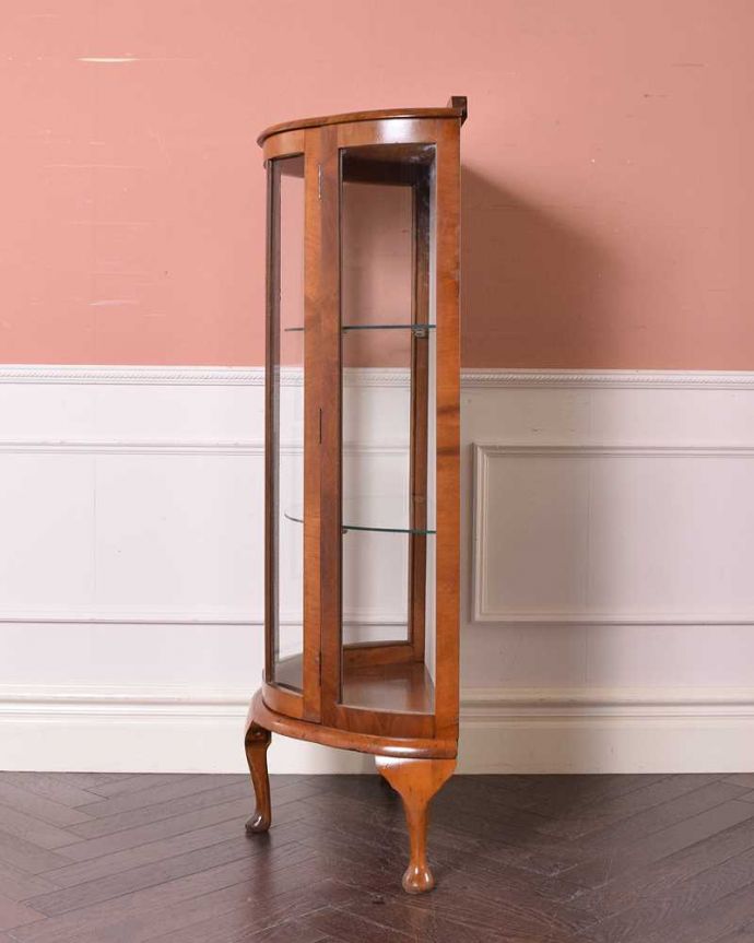 アンティークのキャビネット　アンティーク家具　ゴールドのハートの模様が入った小さなガラスキャビネット、英国アンティーク家具 。180度どこからでも中が見れちゃうグルっと180度、どの角度からでも中が見れるハーフムーン型。(q-1498-f)