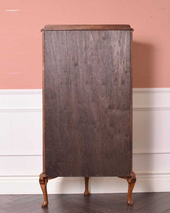 アンティークのキャビネット　アンティーク家具　ゴールドのハートの模様が入った小さなガラスキャビネット、英国アンティーク家具 。もちろん後姿もキレイですアンティークは新品ではないので、もちろん経年変化によるキズはありますが、専門の職人がしっかり修復しているので後ろ姿までキレイです。(q-1498-f)