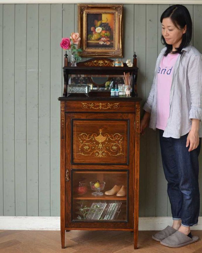 アンティークのキャビネット　アンティーク家具　象嵌が装飾された豪華なアンティーク家具、ローズウッド材のミュージックキャビネット。贅沢な時間が過ごせる最上級の美しさ楽譜を美しく収納するためだけに作られたコンパクトなサイズのミュージックキャビネットは、造りも贅沢です。(q-1499-f)