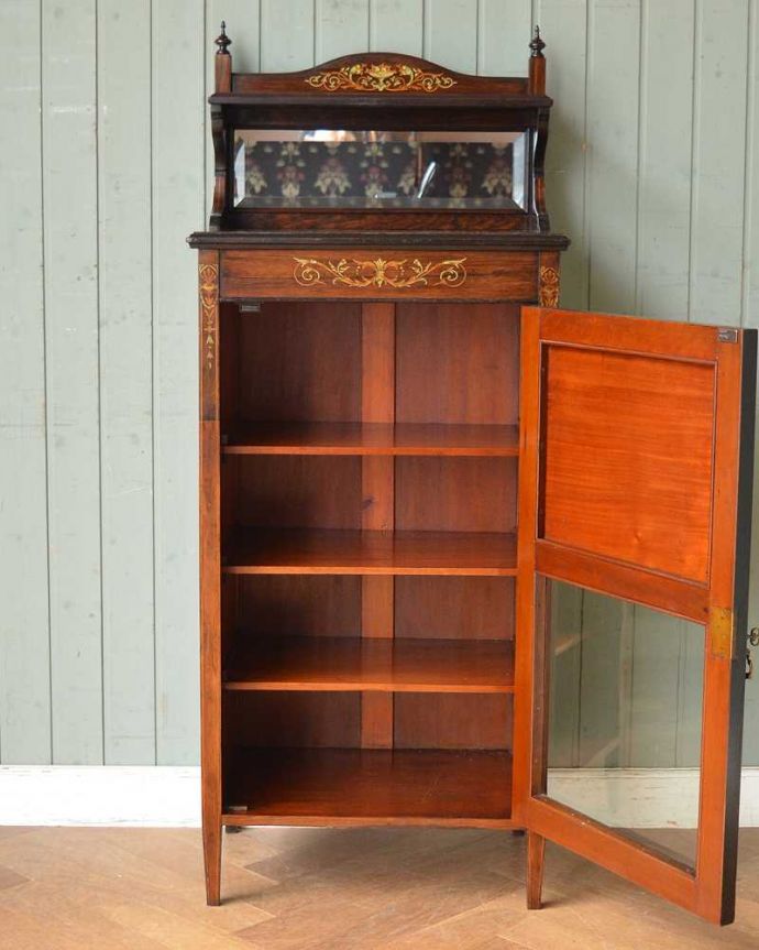 アンティークのキャビネット　アンティーク家具　象嵌が装飾された豪華なアンティーク家具、ローズウッド材のミュージックキャビネット。扉を開けてみると･･･贅沢な造りの家具に合わせて、しっかり修復しました。(q-1499-f)