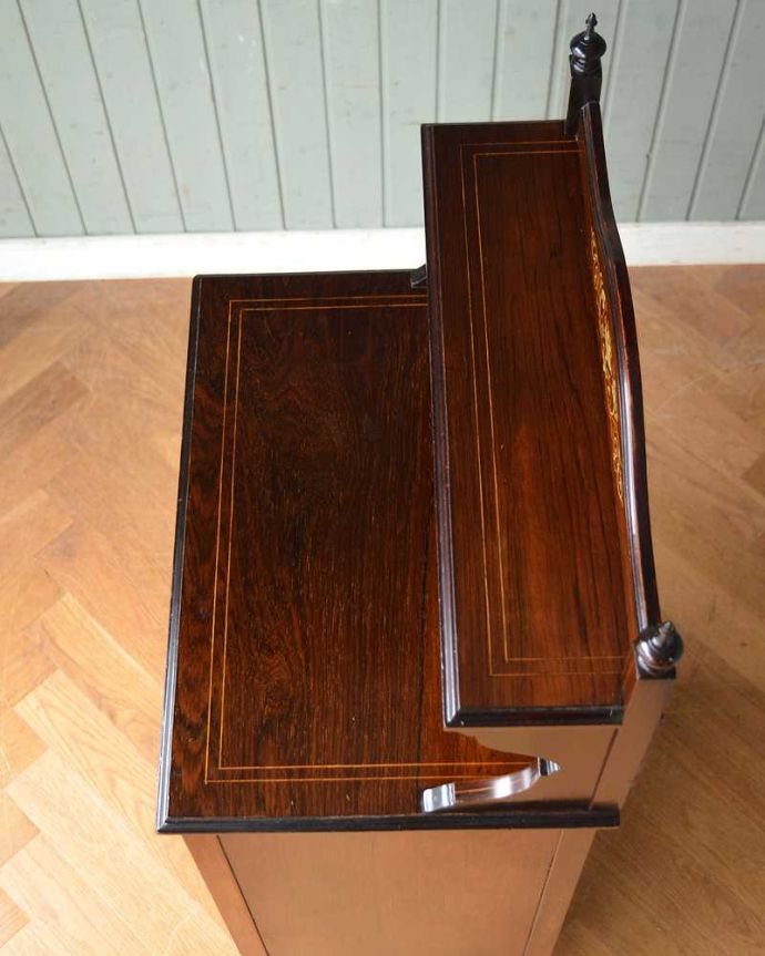 アンティークのキャビネット　アンティーク家具　象嵌が装飾された豪華なアンティーク家具、ローズウッド材のミュージックキャビネット。家具を上から見てみましょう目線に入る天板の上もしっかりと修復しました。(q-1499-f)