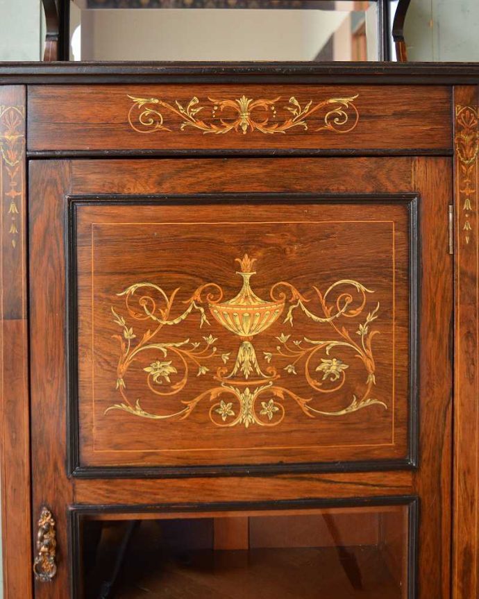 アンティークのキャビネット　アンティーク家具　象嵌が装飾された豪華なアンティーク家具、ローズウッド材のミュージックキャビネット。職人技が光っています。(q-1499-f)