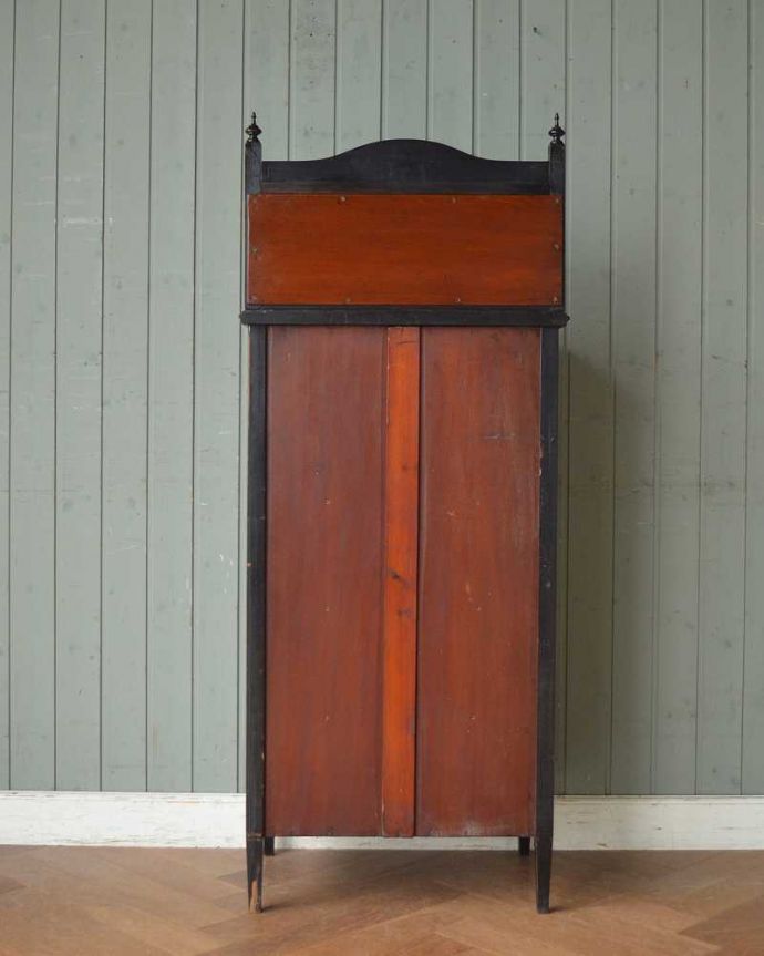 アンティークのキャビネット　アンティーク家具　象嵌が装飾された豪華なアンティーク家具、ローズウッド材のミュージックキャビネット。後ろ姿にも気を使っていますアンティークは新品ではないので、経年変化によるキズはありますが、専門の職人がしっかり修復したので後ろ姿も美しいんです。(q-1499-f)