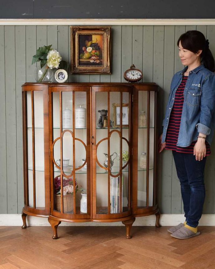 アンティークのキャビネット アンティーク家具 まるでお花が咲いたように華やかなガラスキャビネット、英国輸入のアンティーク家具。おススメNo.1のアンティーク家具もともとチャイナキャビネットとして陶器を見せながら収納するために造られたガラスの扉のキャビネット。(q-1500-f)