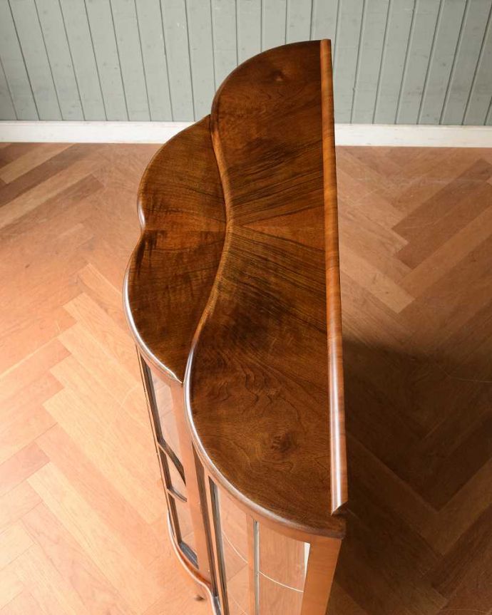 アンティークのキャビネット アンティーク家具 まるでお花が咲いたように華やかなガラスキャビネット、英国輸入のアンティーク家具。こんな形のキャビネットです。(q-1500-f)