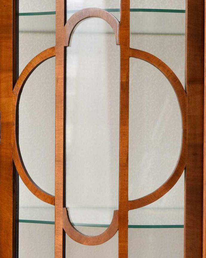 アンティークのキャビネット アンティーク家具 まるでお花が咲いたように華やかなガラスキャビネット、英国輸入のアンティーク家具。木の装飾が上品なアクセントにガラスももちろん当時のもの。(q-1500-f)