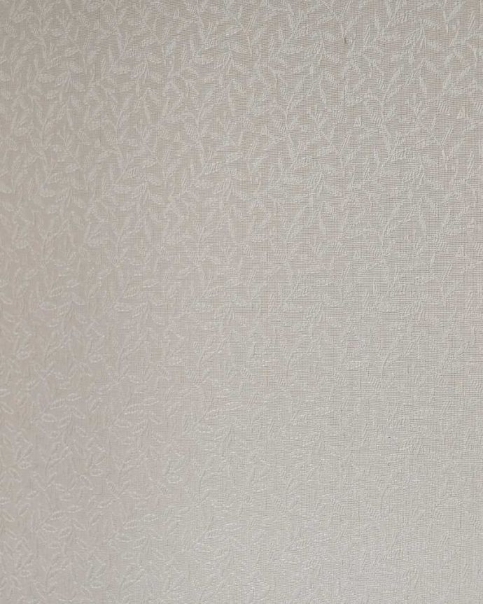 アンティークのキャビネット アンティーク家具 まるでお花が咲いたように華やかなガラスキャビネット、英国輸入のアンティーク家具。新しい生地で張り替えましたキャビネットの表情に合わせて新しい背板の生地を選びました。(q-1500-f)