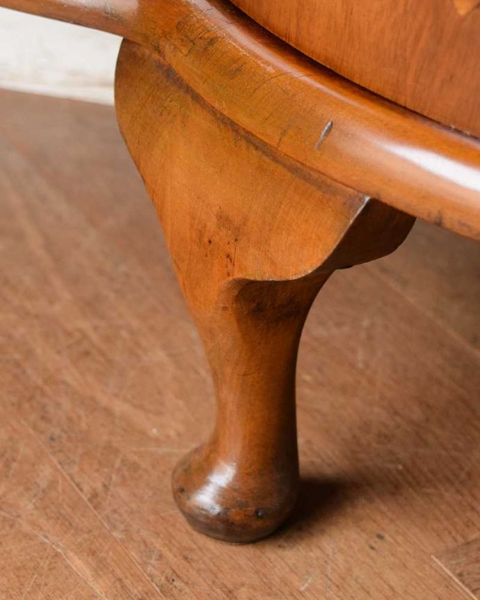 アンティークのキャビネット アンティーク家具 まるでお花が咲いたように華やかなガラスキャビネット、英国輸入のアンティーク家具。女性1人でもラクラク運べちゃうんですHandleのアンティークは脚の裏にフェルトキーパーをお付けしています。(q-1500-f)