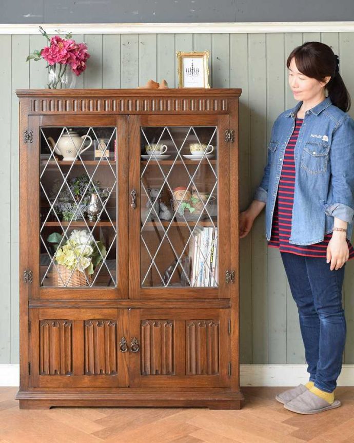 アンティークのキャビネット　アンティーク家具　英国輸入のアンティーク家具、ケイム材のガラス戸が美しいブックケース（本棚）。ステンドグラスの扉が美しいキャビネット扉がステンドグラスになっているから、キャビネットとステンドグラスの両方を一気に手に入れることが出来ちゃうんです。(q-1501-f)