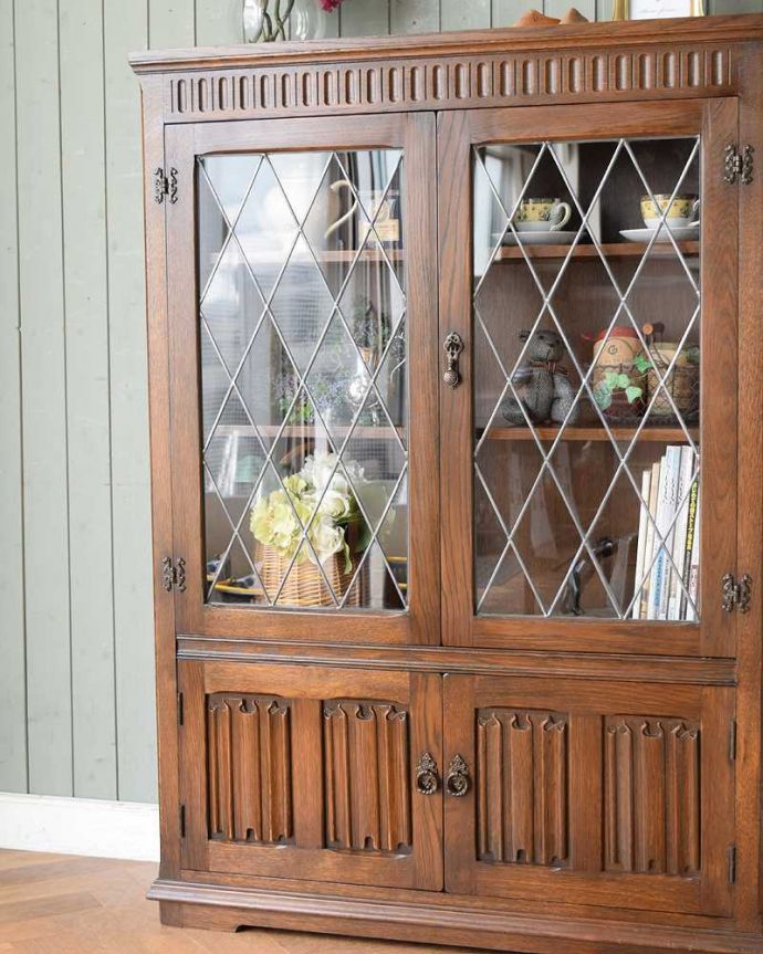 アンティークのキャビネット　アンティーク家具　英国輸入のアンティーク家具、ケイム材のガラス戸が美しいブックケース（本棚）。まずはステンドグラスを楽しみましょう現代のように機械が発達していない時代に作られたステンドグラス。(q-1501-f)