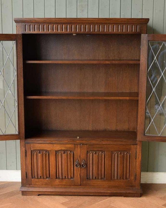 アンティークのキャビネット　アンティーク家具　英国輸入のアンティーク家具、ケイム材のガラス戸が美しいブックケース（本棚）。扉を開けた内側はこんな感じですキャビネットの中も職人がしっかり修復したのでキレイです。(q-1501-f)