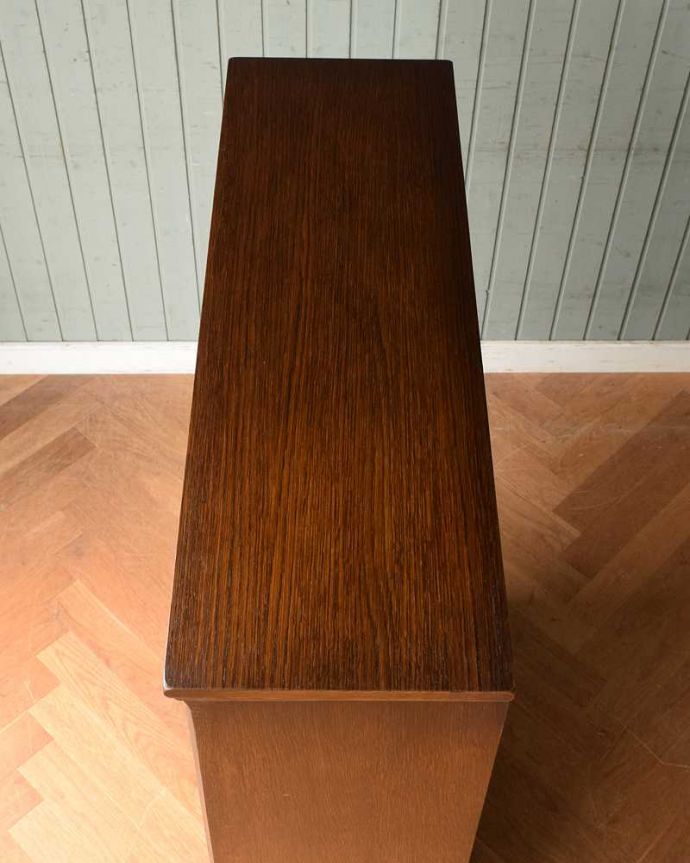 アンティークのキャビネット　アンティーク家具　英国輸入のアンティーク家具、ケイム材のガラス戸が美しいブックケース（本棚）。天板もキレイに仕上げました。(q-1501-f)