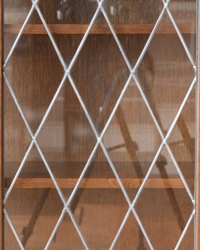 アンティークのキャビネット　アンティーク家具　英国輸入のアンティーク家具、ケイム材のガラス戸が美しいブックケース（本棚）。アンティークのガラスの美しさガラスも古いアンティークのステンドグラスは独特の雰囲気が魅力。(q-1501-f)