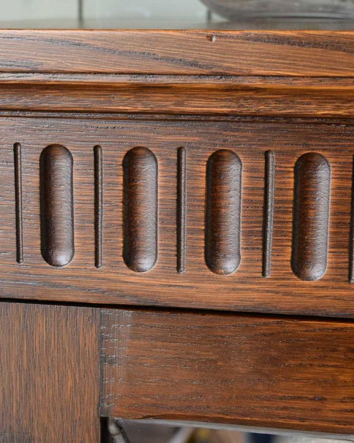 アンティークのキャビネット　アンティーク家具　英国輸入のアンティーク家具、ケイム材のガラス戸が美しいブックケース（本棚）。いろんな場所にこだわり彫のデザインもいろいろです。(q-1501-f)