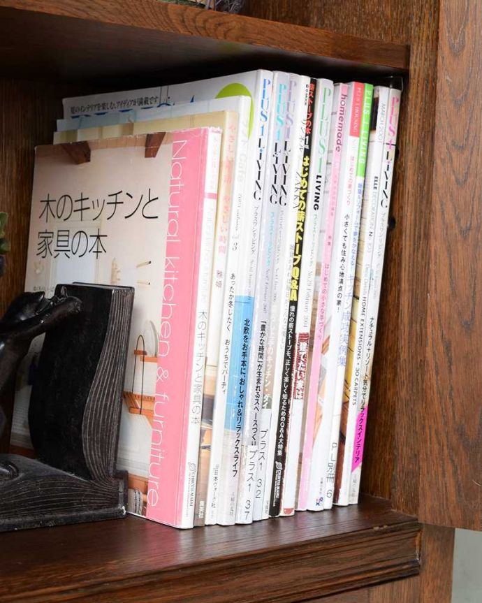 アンティークのキャビネット　アンティーク家具　英国輸入のアンティーク家具、ケイム材のガラス戸が美しいブックケース（本棚）。扉の中は収納たっぷりA4サイズの雑誌までしっかり収納出来ちゃう大きさ。(q-1501-f)