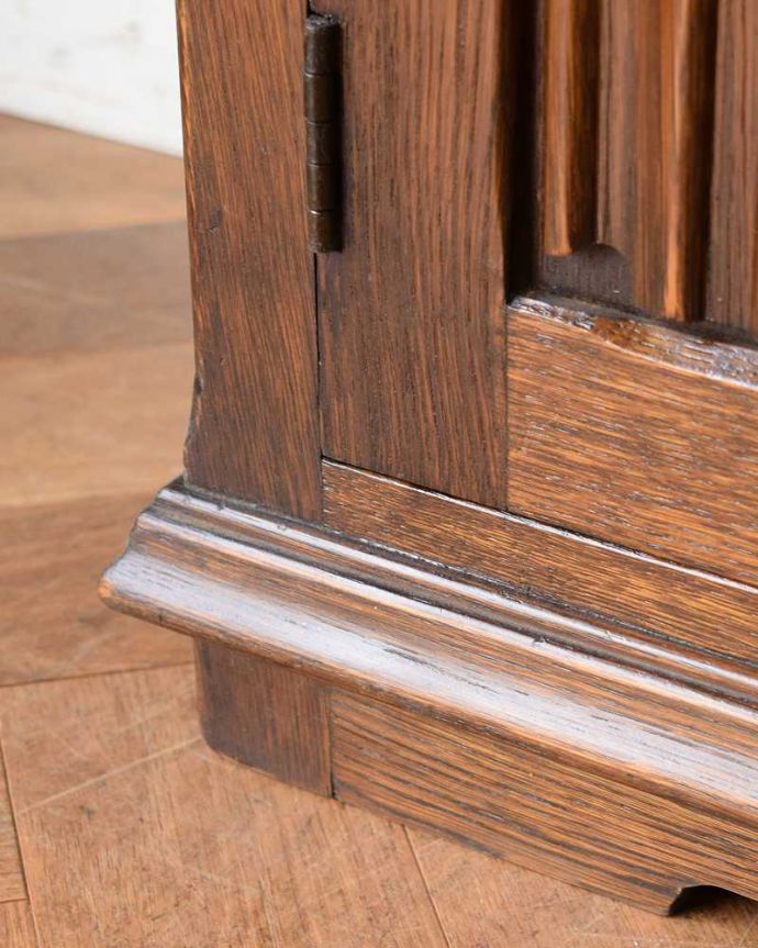 アンティークのキャビネット　アンティーク家具　英国輸入のアンティーク家具、ケイム材のガラス戸が美しいブックケース（本棚）。女性１人でもラクに運べちゃうヒミツHandleのアンティークは、脚の裏にフェルトキーパーをお付けしているので、床を滑らせれば女性でも移動がカンタンに出来ます！ご安心下さい。(q-1501-f)