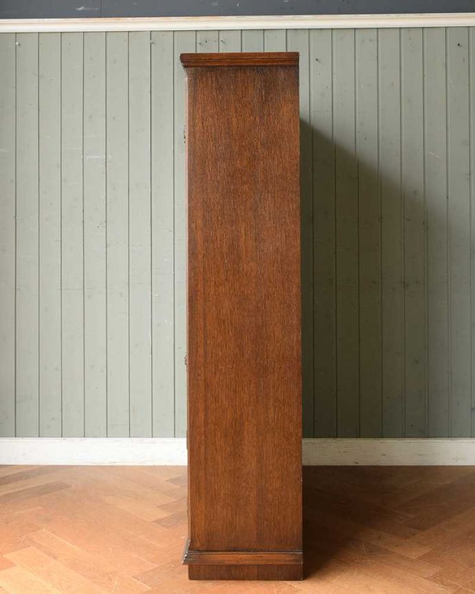 アンティークのキャビネット　アンティーク家具　英国輸入のアンティーク家具、ケイム材のガラス戸が美しいブックケース（本棚）。横から見てもステキもちろん横もキレイに修復していますので、横顔だって美しいんです。(q-1501-f)