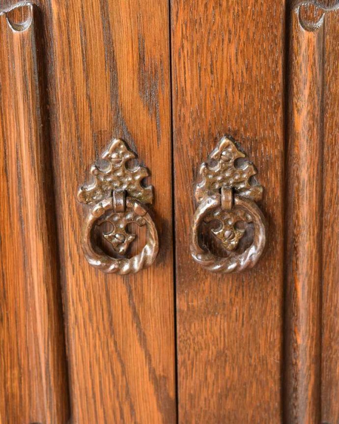 アンティークのキャビネット　アンティーク家具　英国輸入のアンティーク家具、ケイム材のガラス戸が美しいブックケース（本棚）。アンティークらしい取っ手キチンとお直ししてありますので、開け閉めもスムーズです。(q-1501-f)