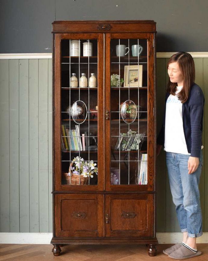 アンティークのキャビネット　アンティーク家具　カッコいいアンティークの英国家具、シックな大人色のブックケース。ステンドグラスの扉が美しいキャビネット扉がステンドグラスになっているから、キャビネットとステンドグラスの両方を一気に手に入れることが出来ちゃうんです。(q-1502-f)