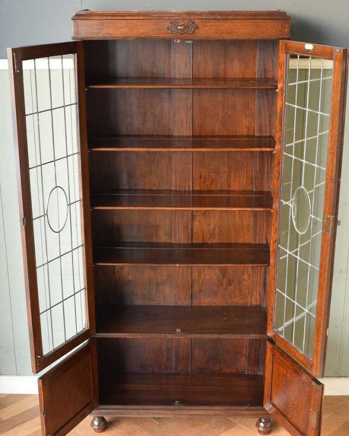 アンティークのキャビネット　アンティーク家具　カッコいいアンティークの英国家具、シックな大人色のブックケース。扉を開けた内側はこんな感じですキャビネットの中も職人がしっかり修復したのでキレイです。(q-1502-f)