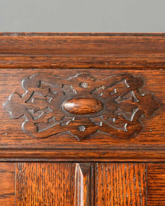 アンティークのキャビネット　アンティーク家具　カッコいいアンティークの英国家具、シックな大人色のブックケース。いろんな場所にこだわり彫のデザインもいろいろです。(q-1502-f)