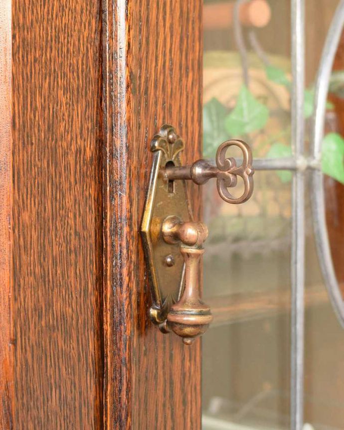 アンティークのキャビネット　アンティーク家具　カッコいいアンティークの英国家具、シックな大人色のブックケース。開ける度にワクワク･･･取っ手もアンティークらしいデザイン。(q-1502-f)