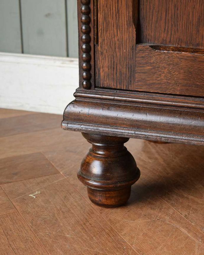 アンティークのキャビネット　アンティーク家具　カッコいいアンティークの英国家具、シックな大人色のブックケース。女性１人でもラクに運べちゃうヒミツHandleのアンティークは、脚の裏にフェルトキーパーをお付けしているので、床を滑らせれば女性でも移動がカンタンに出来ます！ご安心下さい。(q-1502-f)