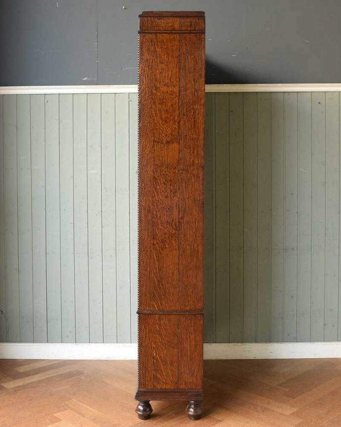 アンティークのキャビネット　アンティーク家具　カッコいいアンティークの英国家具、シックな大人色のブックケース。横から見てもステキもちろん横もキレイに修復していますので、横顔だって美しいんです。(q-1502-f)