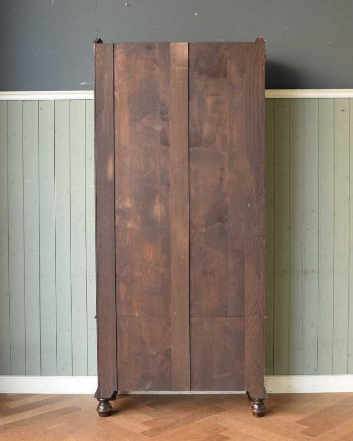 アンティークのキャビネット　アンティーク家具　カッコいいアンティークの英国家具、シックな大人色のブックケース。後ろ姿もキレイです。(q-1502-f)