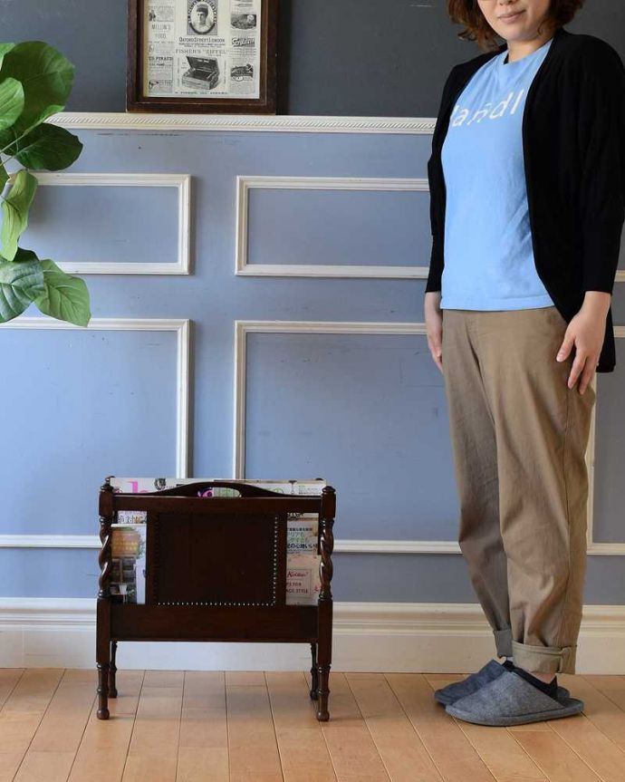 マガジンラック　アンティーク家具　雑誌や新聞のお片付けはお任せ！イギリス輸入のアンティークマガジンラック 。使いやすさNo.1！みんなが使える便利なアンティークどこのお家でも使っているマガジンラックも、アンティークだとデザインが素敵だから散らかっている雑誌もオシャレに収納出来ちゃうんです。(q-1503-f)