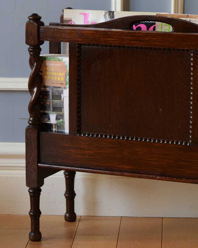 マガジンラック　アンティーク家具　雑誌や新聞のお片付けはお任せ！イギリス輸入のアンティークマガジンラック 。ちょっと置いておきたい…をキレイに収納新聞や雑誌など、ついついテーブルの上に置いてしまって雑多に見えるものが、コレさえあればキレイに収納出来てお部屋もスッキリ見えるんです。(q-1503-f)