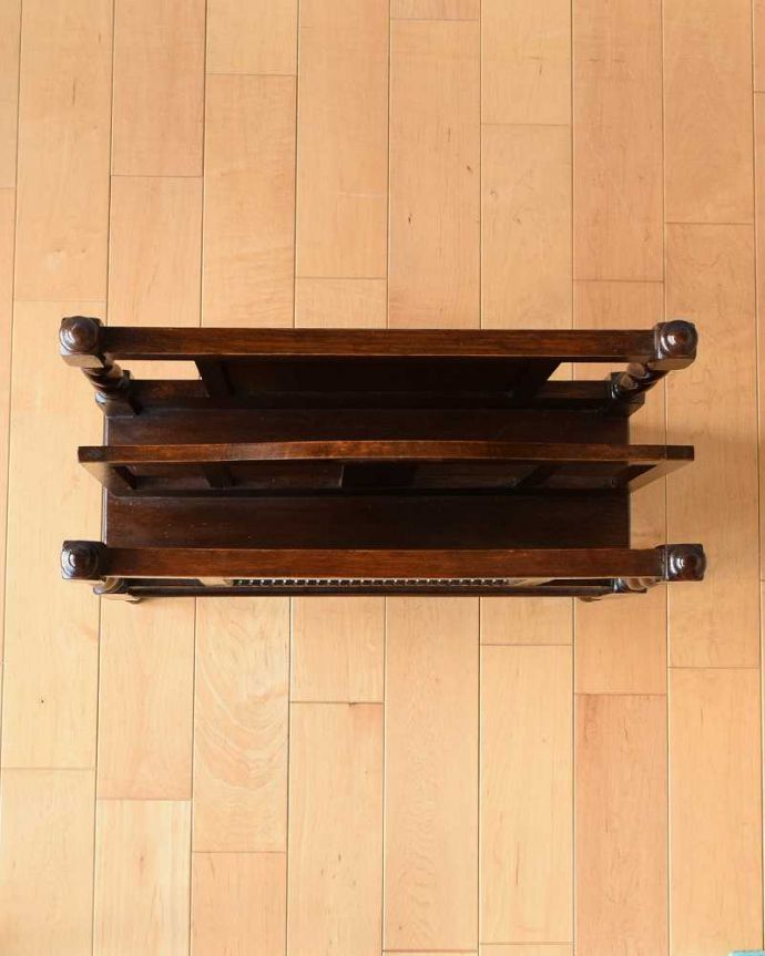 マガジンラック　アンティーク家具　雑誌や新聞のお片付けはお任せ！イギリス輸入のアンティークマガジンラック 。雑誌を入れる部分もキレイに修復しましたアンティークは新品ではないので経年変化によるキズはありますが、専門の職人がキレイにお直ししました。(q-1503-f)