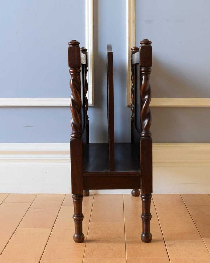 マガジンラック　アンティーク家具　雑誌や新聞のお片付けはお任せ！イギリス輸入のアンティークマガジンラック 。横から見てもキレイです360度、どの角度から見てもキレイに仕上がっています。(q-1503-f)